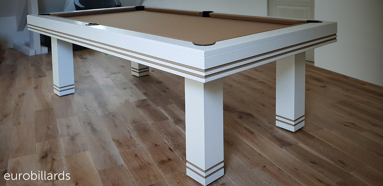 Billard transformable en table SQUARE T de couleur blanche avec un double liseré et tissu de jeu camel.